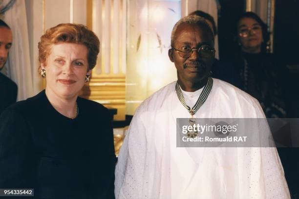 Le réalisateur malien Souleymane Cissé décoré par la ministre de la Culture Catherine Trautmann le 5 février 1998 à Paris, France.