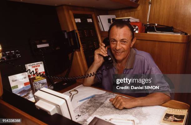 Le Premier ministre Michel Rocard à l'intérieur de son bateau le 8 août 1989.