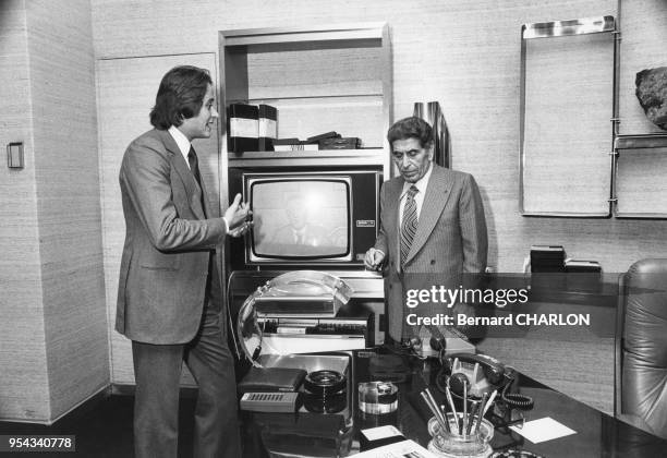 Akram Ojjeh avec son fils Mansour en novembre 1972 à Paris, France.