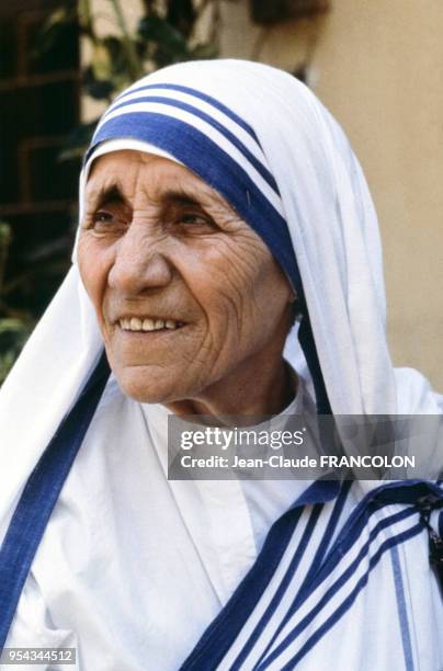 Portrait de Mère Teresa portant le sari à bandes bleues des Missionnaires de la Charité en octobre 1979 à Calcutta, Inde.