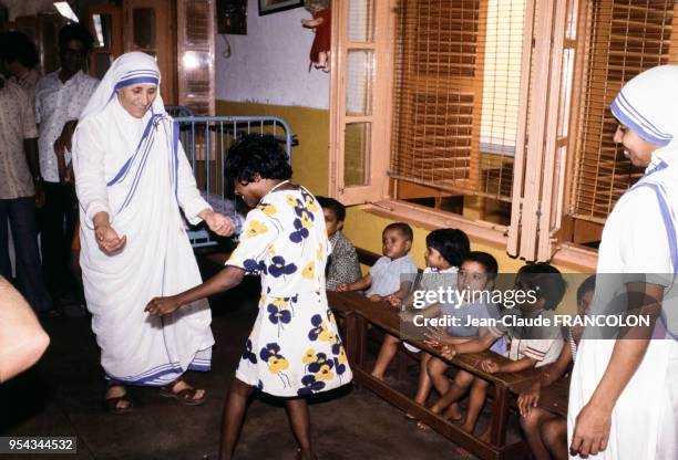 Mère Teresa avec des enfants à la congrégation des Missionnaires de la Charitéen octobre 1979 à Calcutta, Inde.