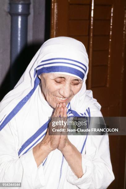 Mère Teresa entrain de prier en octobre 1979 à Calcutta, Inde.