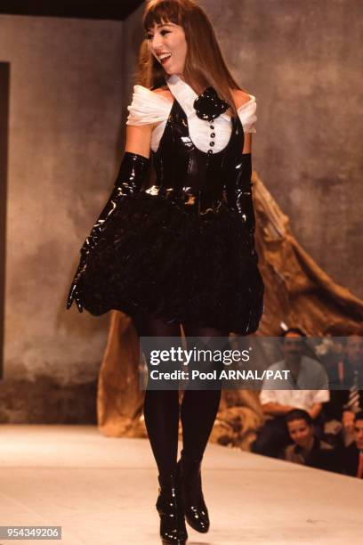 Victoire de Castellane au défilé Chanel, Haute Couture, collection Automne-Hiver 1991-92 à Paris en juillet 1991, France.