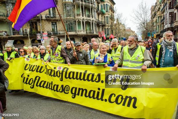 Barcelona, Catalonia, Spain. 18nd Mar, 2018. A group of 'iaioflautas' in the demonstration for fair pensions. Pensioners and young people from all...