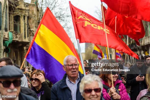 Barcelona, Catalonia, Spain. 18nd Mar, 2018. Communist party of Catalunya in the demonstration for fair pensions. Pensioners and young people from...