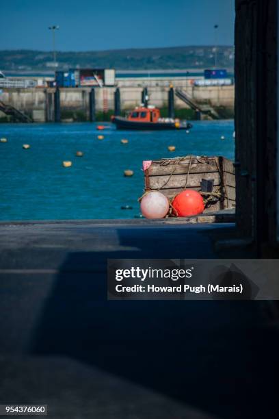 coastal island village: land & seascape - insel st marys island stock-fotos und bilder