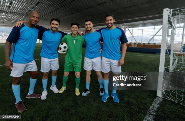 equipo masculino de fútbol sala mirando a la cámara sonriendo muy feliz - fútbol sala fotografías e imágenes de stock