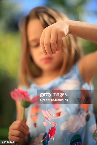 child with flower petals - 花びら占い ストックフォトと画像