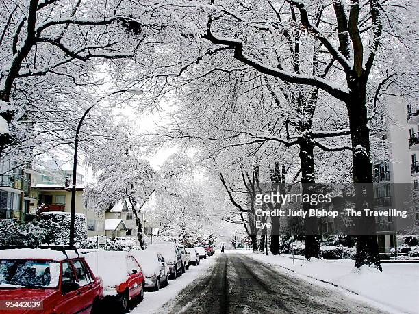 unusual snowfall on vancouver city streets - judy winter fotografías e imágenes de stock