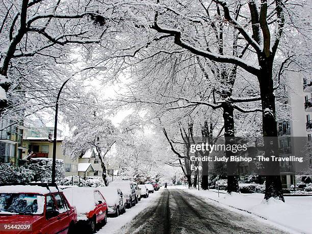 unusual snowfall on vancouver city streets - judy winter photos et images de collection