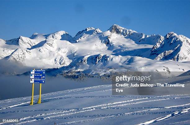 skiing into the whistler glaciers - mont blackcomb photos et images de collection