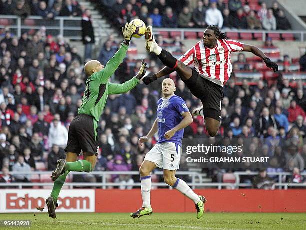 Sunderland's Trinidad and Tobago striker Kenwyne Jones vies with Everton's USA goalkeeper Tim Howard during the English Premier League football match...