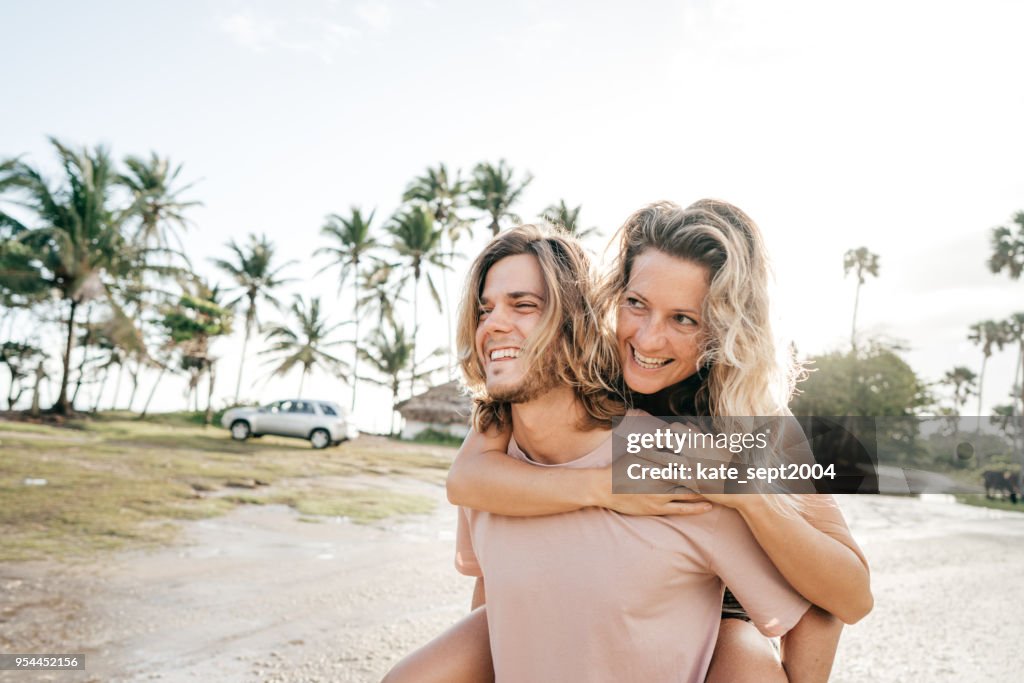 Feliz pareja de profesionales de 35 años de edad con vacaciones en el Caribe