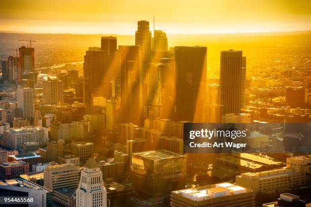 los angeles skyline antena ao entardecer - onda de calor miragem - fotografias e filmes do acervo