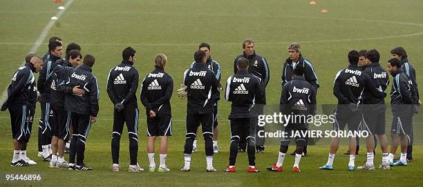 Real Madrid's Chilean coach Manuel Pellegrini speaks with his players during the first trainning session after Christmas holydays at Real Madrid's...