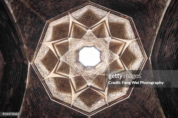 vaulted ceiling, jameh mosque, isfahan, iran - masjid jami isfahan iran stockfoto's en -beelden