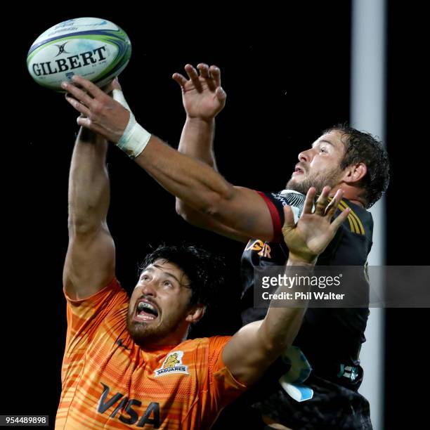 Tyler Ardron of the Chiefs and Javier Ortega Desio of the Jaguares contest the ball in the lineout during the round 12 Super Rugby match between the...