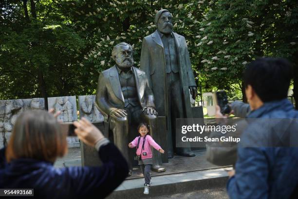 Marx Rise Statue Karl Marx Statue Photos and Premium High Res Pictures - Getty Images