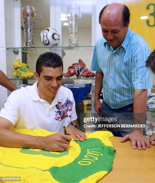 Brazilian footballer Lucio , signs an authograph on a national team's jersey to fan at a hotel in Porto Alegre, southern Brazil, on July 13th, 2006....