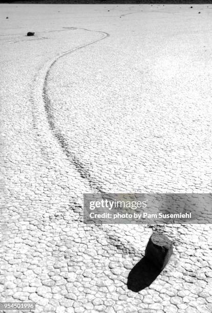 sailing stone, racetrack playa death valley, california - maxim barron stock pictures, royalty-free photos & images