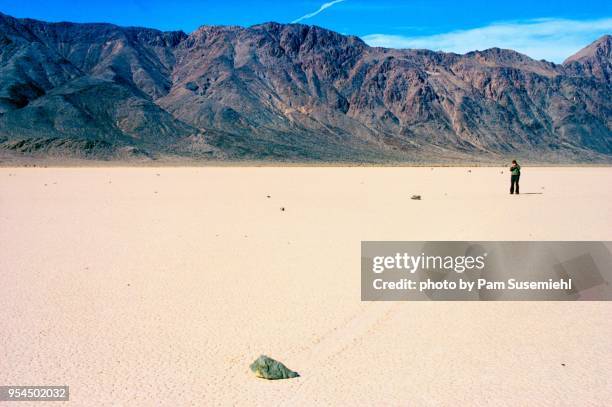 sailing stone, racetrack playa death valley, california - maxim barron stock pictures, royalty-free photos & images