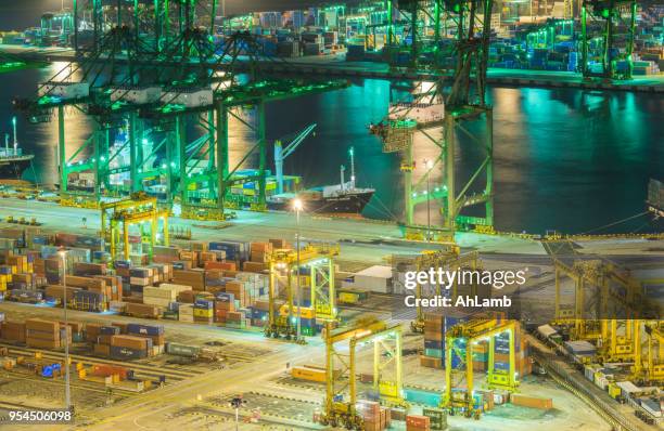 containerterminal - scheepsschoorsteen stockfoto's en -beelden