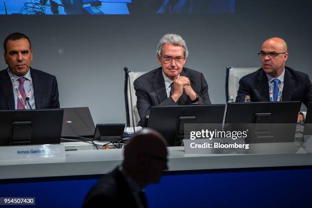 Amos Genish, chief executive officer of Telecom Italia SpA, left, Franco Bernabe, vice chairman of Telecom Italia SpA, center, and Carlo Marchetti,...