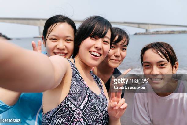 selfie を担当する海の女友達のグループ - 自分撮り ストックフォトと画像