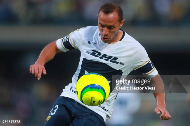 Marcelo Diaz of Pumas controls the ball during the quarter finals first leg match between Pumas UNAM and America as part of the Torneo Clausura 2018...
