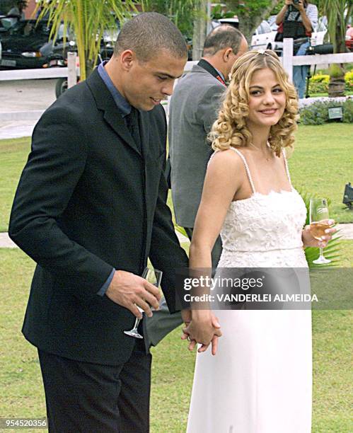 El jugador Ronaldo Nazario y su esposa Milena Domingues, quien se encuentra embarazada de 5 meses, caminan por los jardines de su casa luego de la...