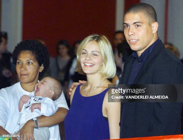 The Brazilian soccer star, Ronaldo Nazario and his wife, Milena Rodrigues, during a visit to the Museum of Fine Arts in Rio de Janeiro, 11 July 2000....
