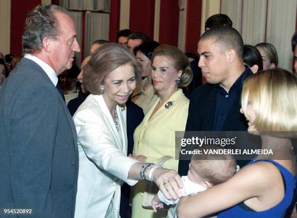 The queen of Spain, Donia Sofia with Brazilian soccer player, Ronaldo and Milena Rodrigues , during a visit to the Museum of Fine Arts in Rio de...