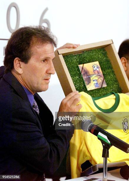 Brazilian soccer star, Arthur Antunes Coimbra, also known as Zico, exhibitied a promotional kit, 08 May 2000 in Rio de Janeiro, Brazil. El astro del...