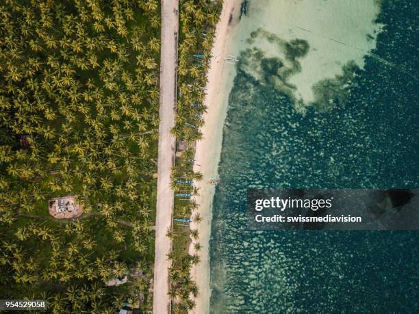 vista aerea della spiaggia tropicale e della strada nelle vicinanze delle filippine - mindanao foto e immagini stock