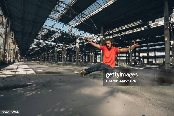 man balanceren op een slackline - slackline stockfoto's en -beelden