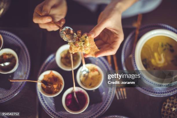 direkt oberhalb blick auf orientalische speisen - lavash stock-fotos und bilder