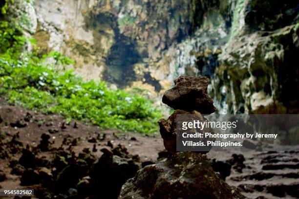 stacked rocks in callao cave, cagayan - jeremy chan stock-fotos und bilder
