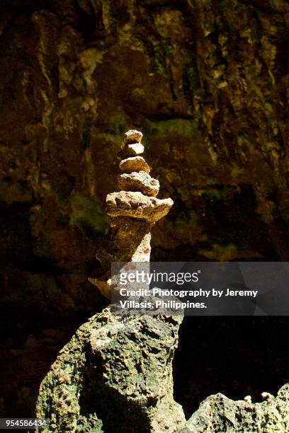 stacked rocks in callao cave, cagayan - jeremy chan stock-fotos und bilder