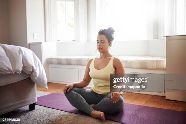 comenzando mi día con la meditación - curvy woman fotografías e imágenes de stock