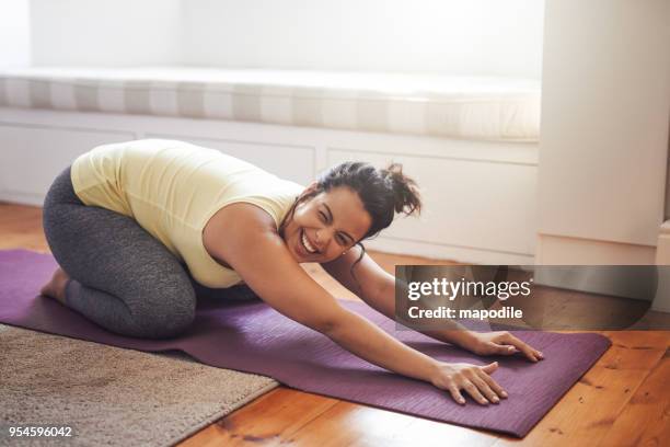 yoga le hace muy feliz - voluptuous woman fotografías e imágenes de stock