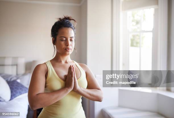 c’est un monde occupé, je retraite d’yoga pour la tranquillité - mapodile photos et images de collection