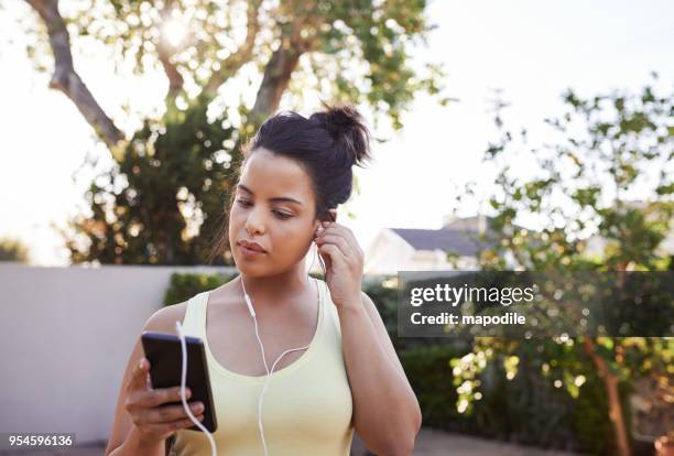 music motivates me during my workout - mapodile stock pictures, royalty-free photos & images