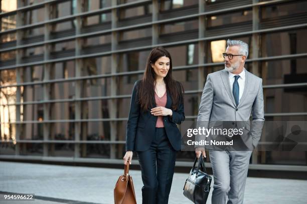 collega's lopen op straat stad - barcelona fashion day 2 stockfoto's en -beelden