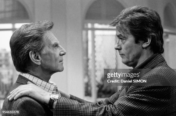 Alain Delon et Jean-Pierre Aumont dans le téléfilm 'Cinéma' réalisé par Philippe Lefebvre à Paris en avril 1988, France.