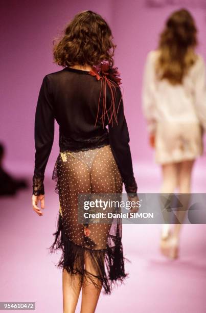 Jupe transparente dans le défilé Lolita Lempicka le 10 octobre 1996 à Paris, France. En octobre 1996 à Paris, France.