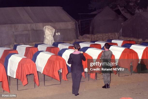Cérémonie de levée des corps des 58 parachutistes français tués lors d'un attentat en octobre 1983, Beyrouth, Liban.