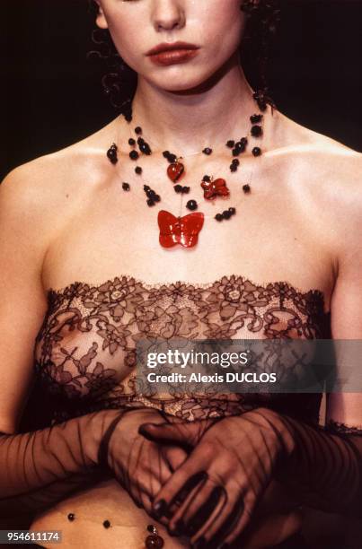 Haut en dentelle transparente laissant apparaître la poitrine dans le défilé Lolita Lempicka en mars 1997 à Paris, France.