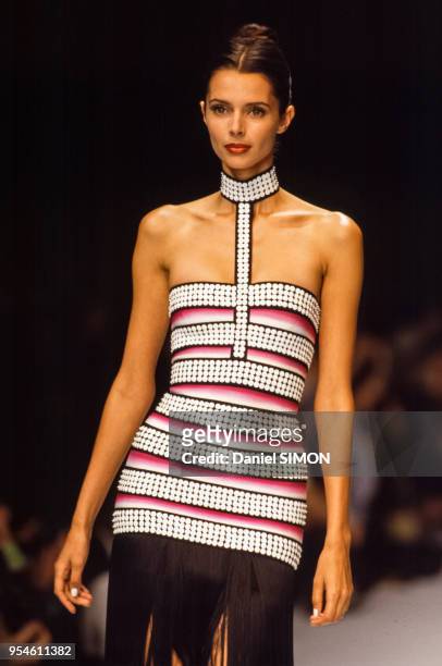 Le top model Heather Stewart Whyte éfilé Hervé Léger en octobre 1996 à Paris, France.