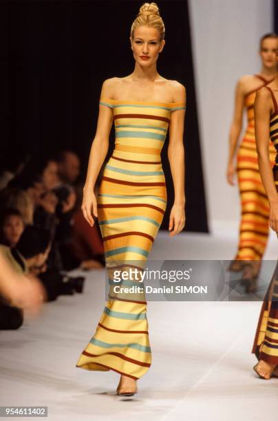 Le top model Valeria Mazza lors du défilé Hervé Léger en octobre 1996 à Paris, France.