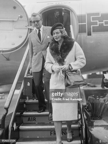 Swedish actress Ingrid Bergman arrives at London Airport with her fiancé, theatrical entrepreneur Lars Schmidt, 23rd November 1958. They are in the...